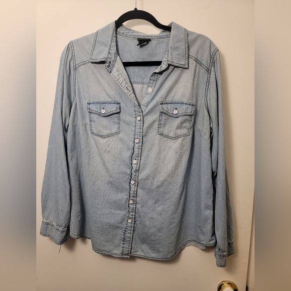Torrid size 0 Taylor Medium Wash Denim Button-Down Shirt - Picture 2 of 4